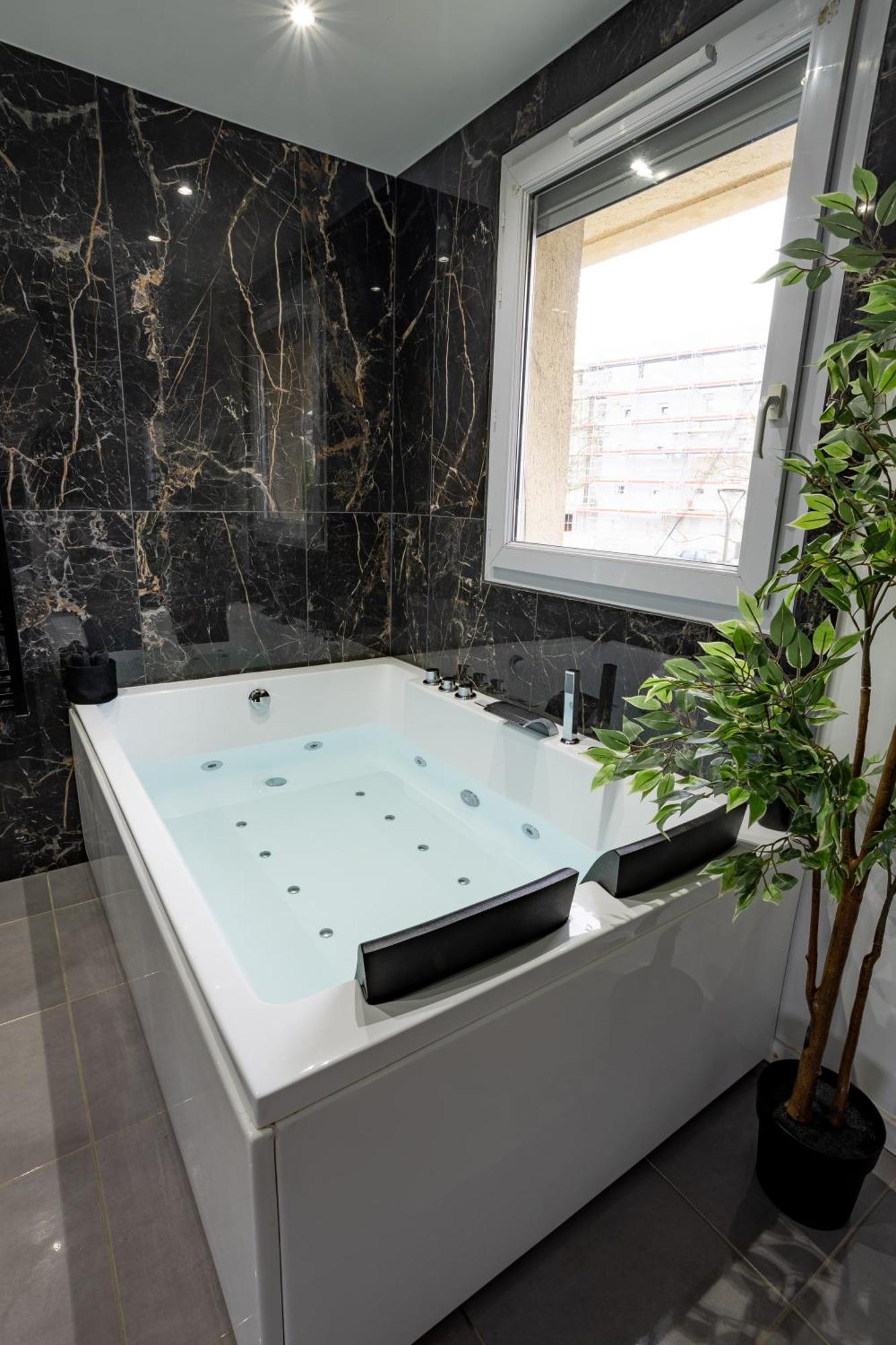 Evasion Romantique Avec Jacuzzi Savigny-le-Temple Eksteriør bilde